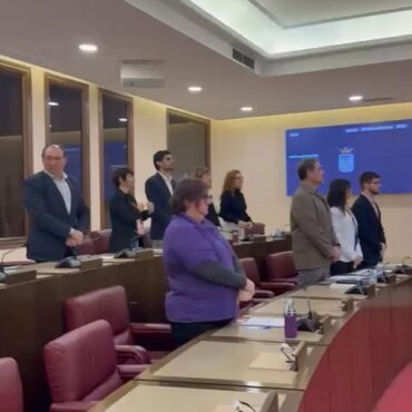 El Pleno ha dado comienzo con un minuto de silencio, gesto de denuncia ante la...