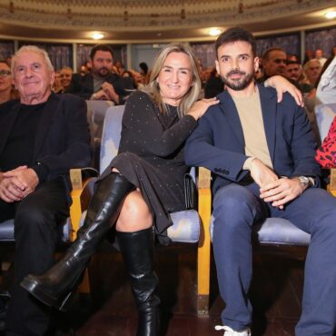 Milagros Tolón reconoce a Víctor Manuel “por su himno al amor y a la inclusión” durante la proyección de “Sólo pienso en ti” y al Festival CiBRA “por dar visibilidad a los más vulnerables” - SURCO CLM, Diario digital