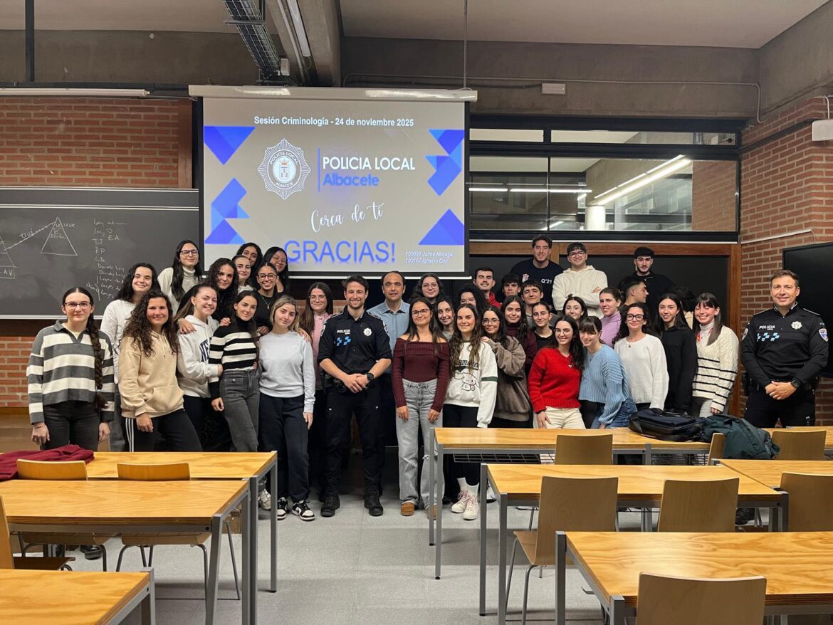 Hoy los Oficiales Jaime Moraga e Ignacio Coy, han visitado a los alumnos de cuar...