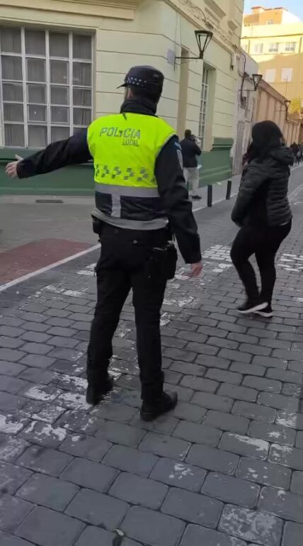 Esta mañana de diciembre volvemos a estar a pie de calle, regulando los colegios...