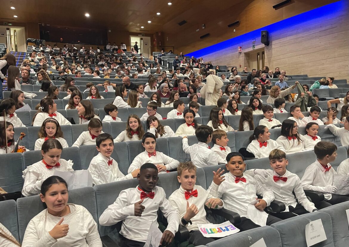 El Auditorio Municipal ha acogido el XII Encuentro de Corales ‘Cantándole a la ...