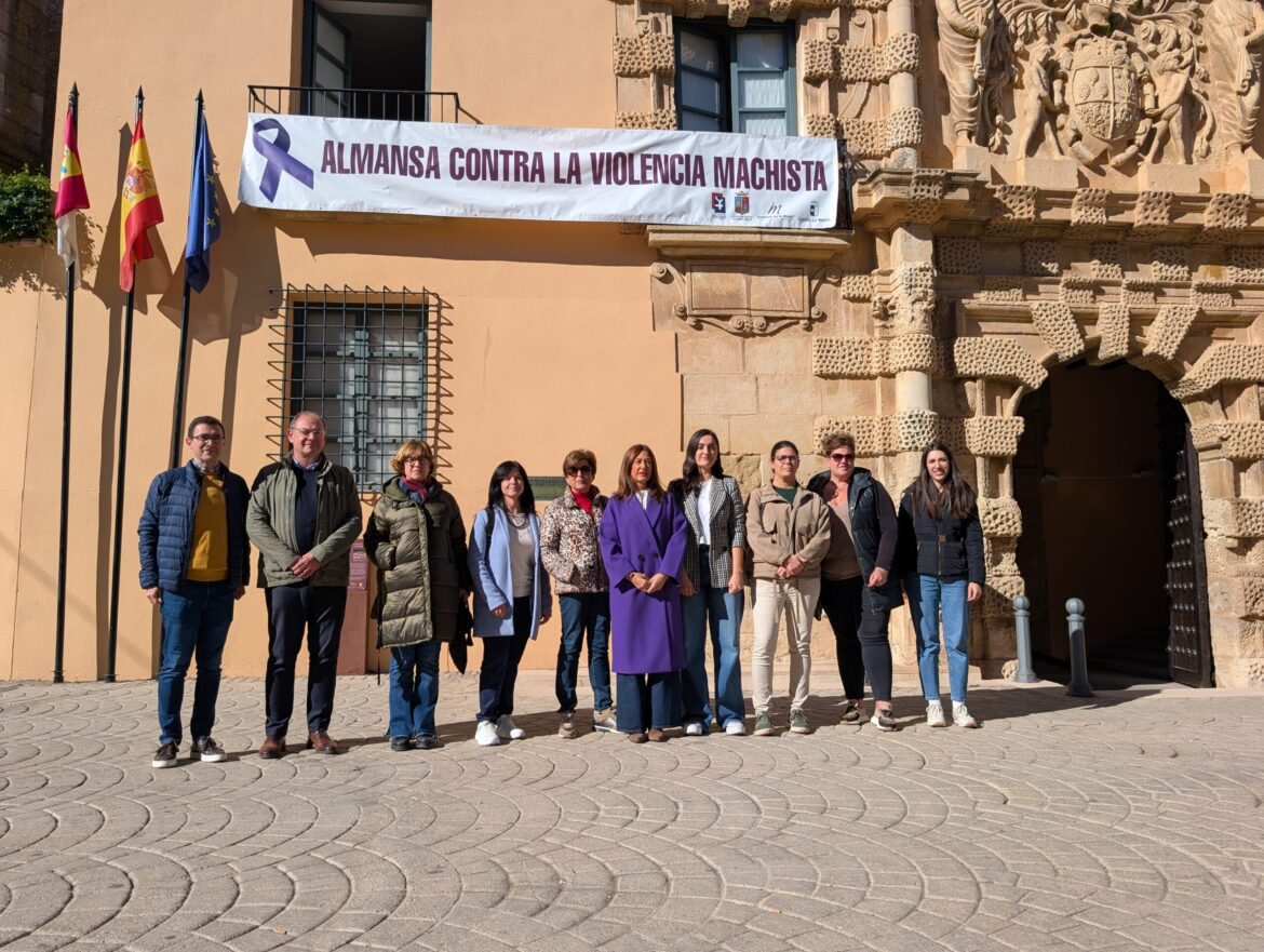Comienza en Almansa la semana del 25N con la cuelga de pancarta en el Ayuntamiento contra la violencia machista