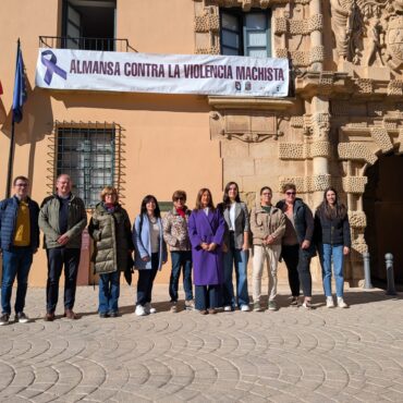 Comienza en Almansa la semana del 25N con la cuelga de pancarta en el Ayuntamiento contra la violencia machista