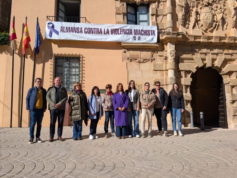 Comienza en Almansa la semana del 25N con la cuelga de pancarta en el Ayuntamiento contra la violencia machista