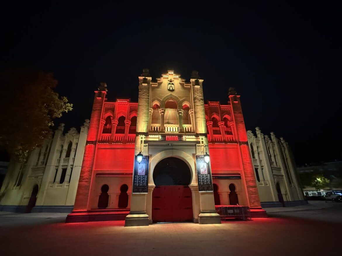 Esta noche, los edificios del Ayuntamiento, Museo Municipal, Museo de la Cuchill...