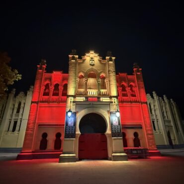 Esta noche, los edificios del Ayuntamiento, Museo Municipal, Museo de la Cuchill...