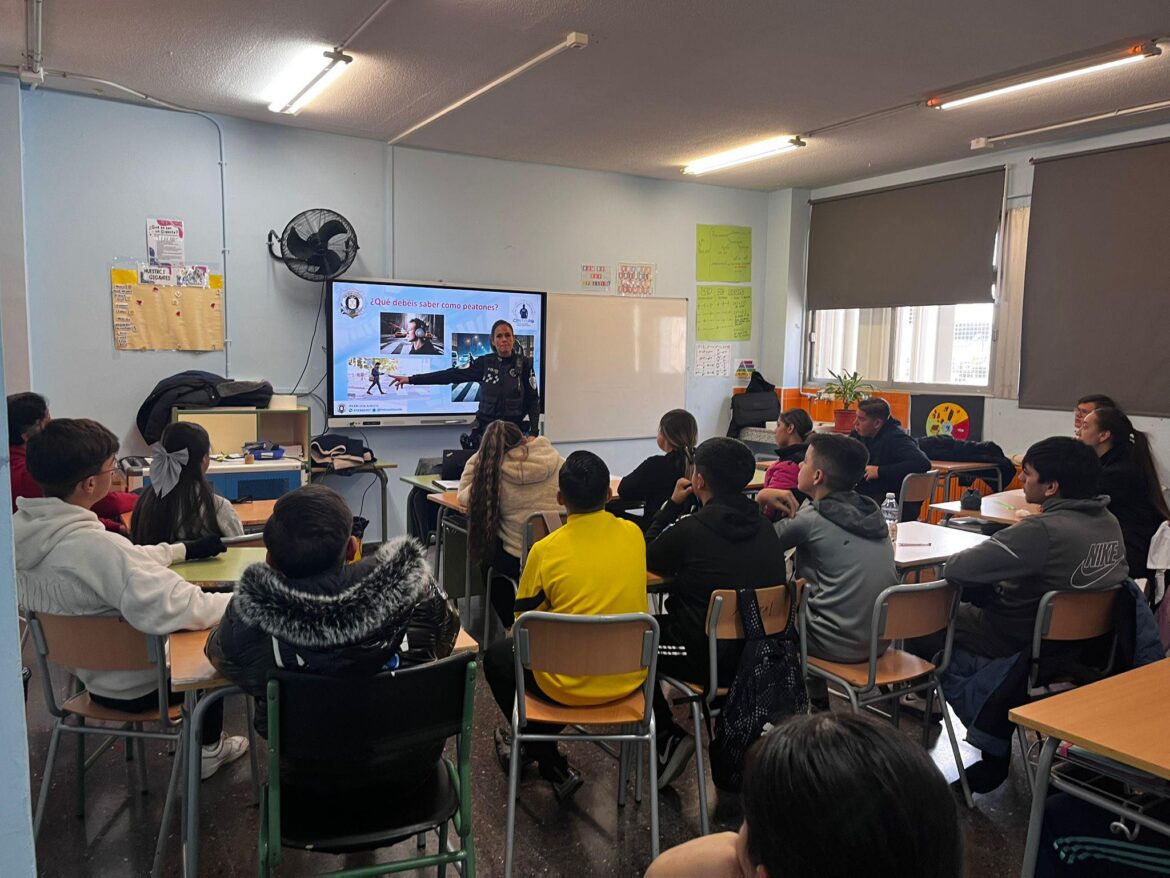 Esta semana visitamos el colegio público La Paz,  con el “Proyecto educativo Cen...