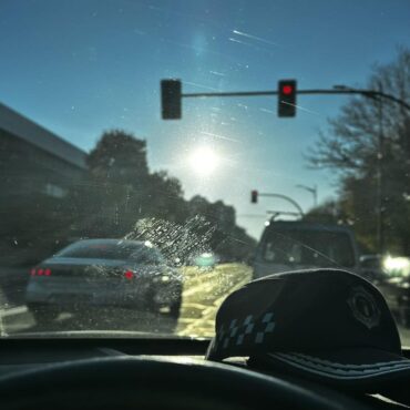 Los deslumbramientos por sol de frente o luces nocturnas son un riesgo real en l...